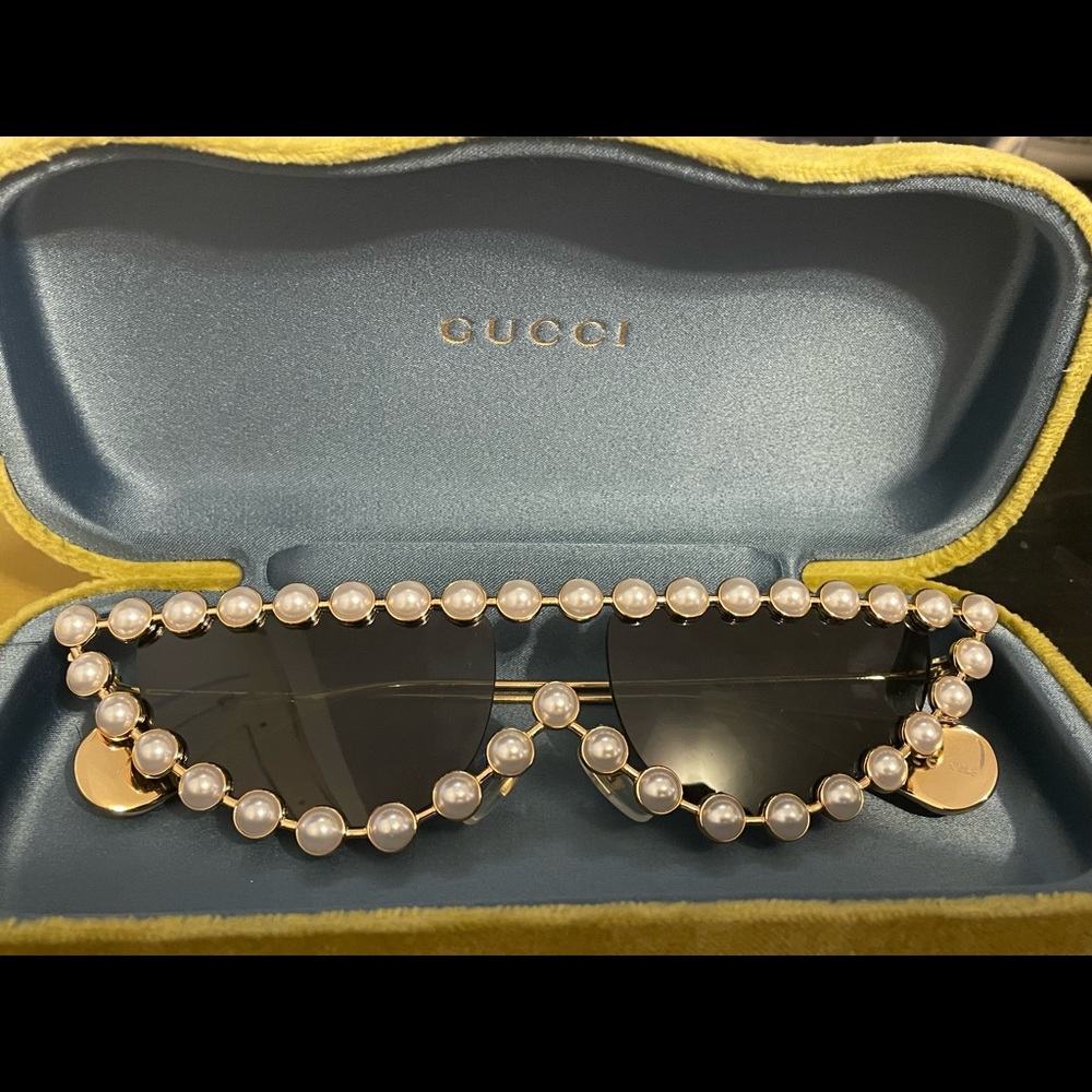 Gucci embellished pearl glasses